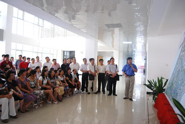 校友们听取建设办负责人作雁山校区建设进展情况汇报。