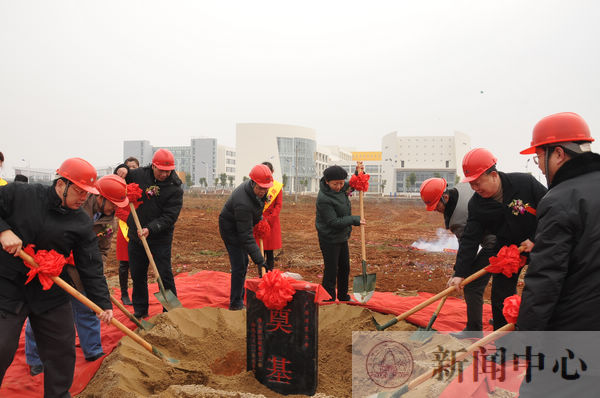 参加开工仪式的领导和嘉宾为球类馆基石培土