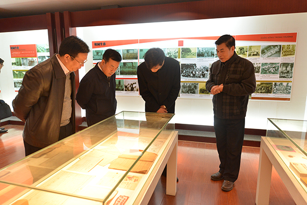 中央统战部政研室副主任姚植传、自治区党委统战部常务副部长刘长林参观越南纪念馆