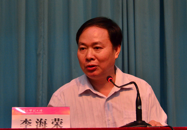 自治区党委宣传部副部长、自治区党委讲师团长李海荣作专题报告（大学生通讯社 黄敏静 摄）