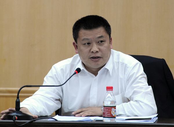 校党委王源平副书记在会上讲话。