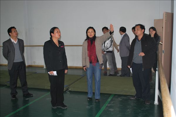 音乐学院负责人向王枬书记汇报舞蹈教室的使用情况