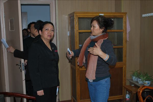 音乐学院负责人向王枬书记汇报琴房的使用情况