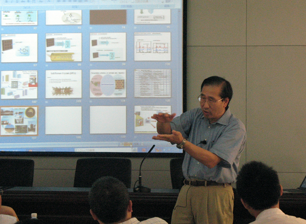Susumu Kitagawa教授在作学术报告。