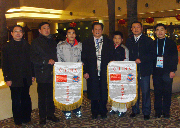 马文广主席（左四）、自治区高工委副书记孙海潮（左二）、王源平副书记和我校世界冠军、慰问组成员合影。