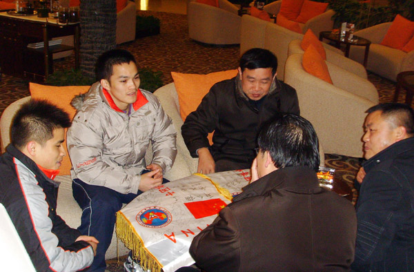 领导在询问丘乐、李争同学的训练和生活情况。