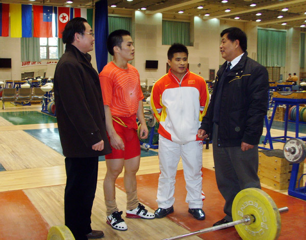 体育学院领导到国家集训基地了解队员训练情况。