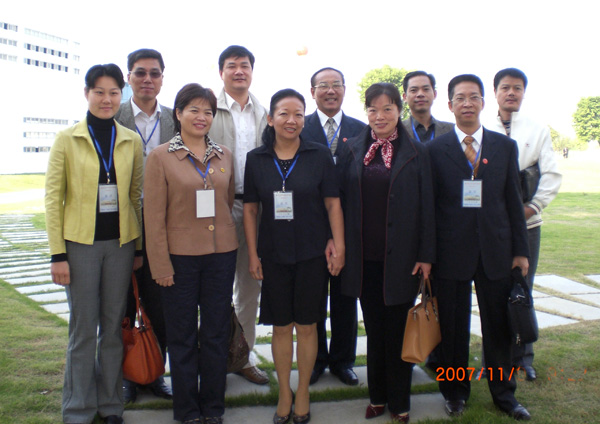 王枬书记与参加峰会的著名中学校长、我校校友们合影。