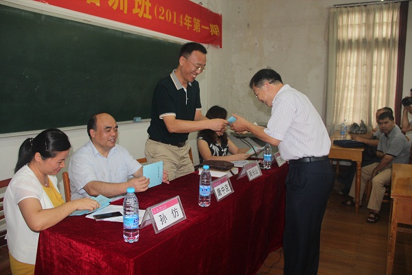 文旅学院负责人给学员颁发培训证明书