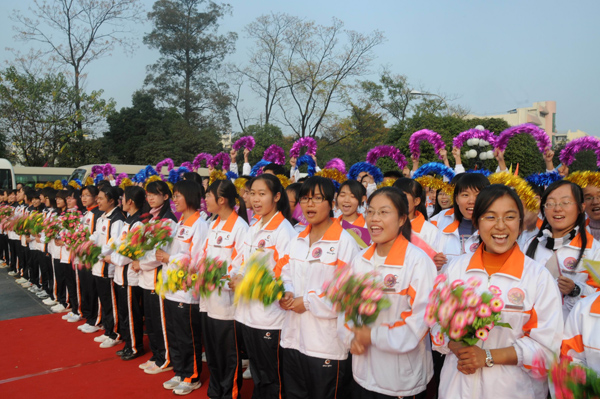 学生们列队欢迎中央代表团的到来。（赵亮摄）