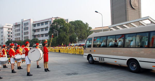 学生鼓乐队和锣鼓队欢迎中央代表团的到来。（李清资摄）