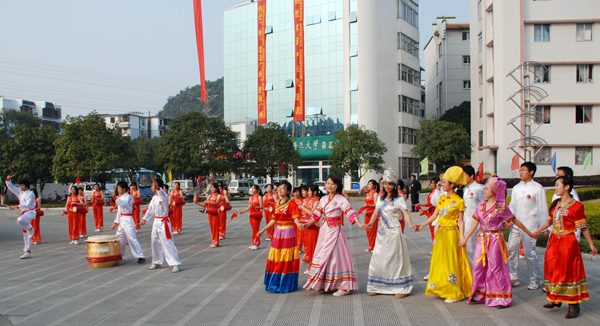 学生们载歌载舞欢迎中央代表团的到来。（李清资摄）