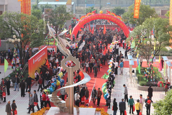 嘉宾陆续步入庆典现场