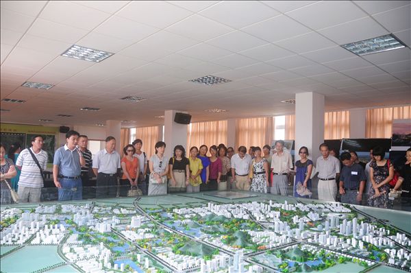 教授们在临桂新区管理委员会指挥部参观