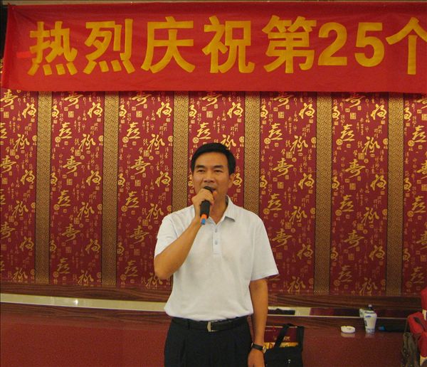 梁宏校长出席庆祝晚宴并致辞