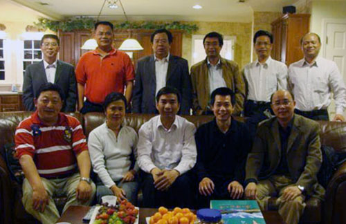 梁宏校长看望伍纯道先生女儿伍静雯一家。