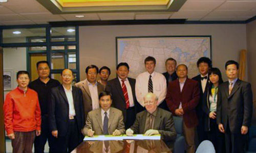 梁宏校长与美国佐治亚州州立南方理工大学校长签署校际友好协议。