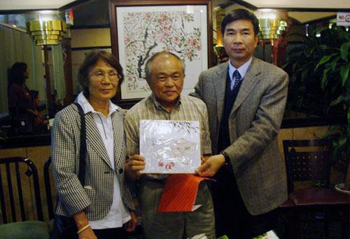 梁宏校长专程看望王冠川先生及夫人并赠送纪念品。
