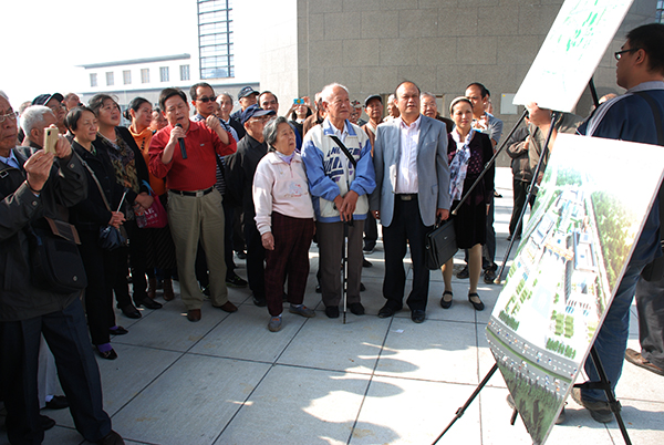 在临桂新区一院两馆听取介绍