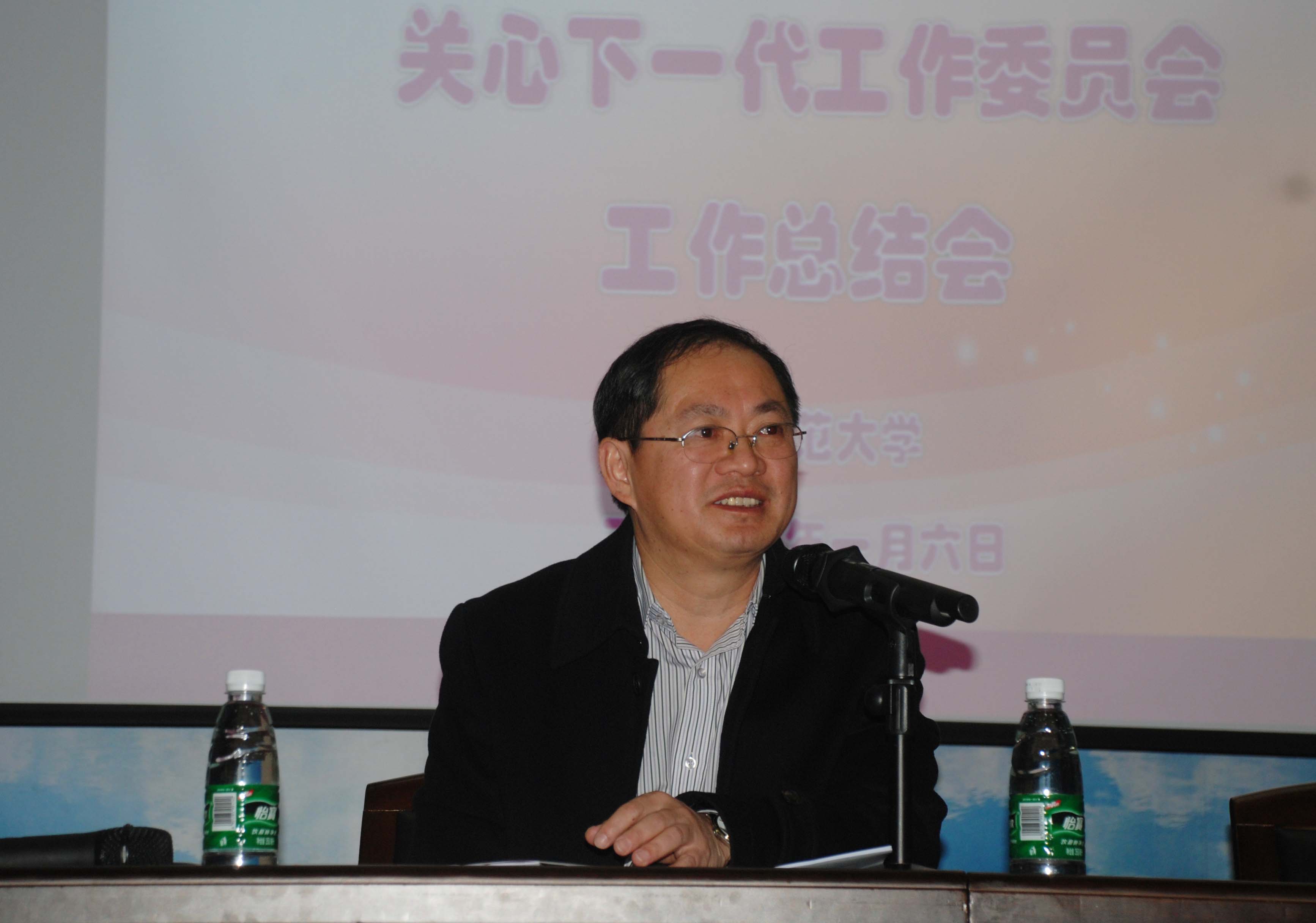 校党委副书记、校关工委主任唐仁郭在会上讲话