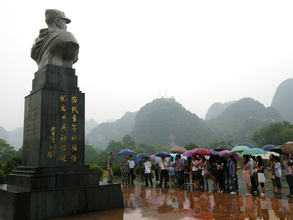 党校组织入党积极分子到驻地部队李向群纪念馆接受红色教育 (文学院研究生 谢婷婷 摄)