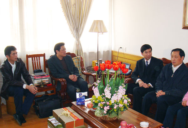 自治区副主席李金早（右一）来校慰问优秀专家梁宏教授（右二）