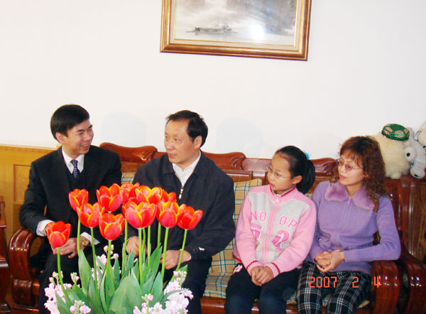 自治区副主席李金早（左二）来校慰问优秀专家梁宏教授（左一）