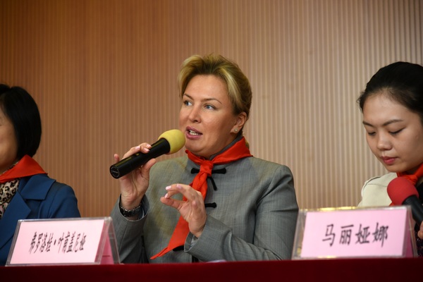 上海合作组织秘书长夫人弗罗洛娃教授致辞