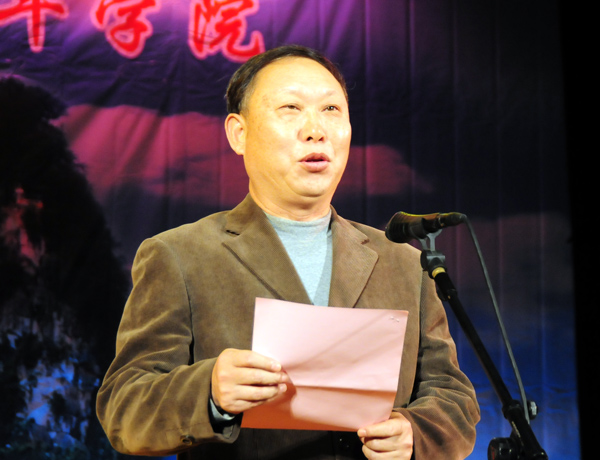 刘健斌副校长致辞。