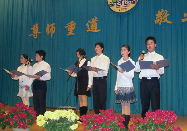 朗诵《纪念一二九》。