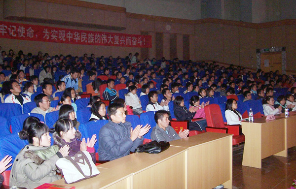 观众们专注地观看晚会。