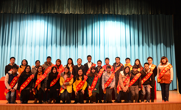 校党委副书记唐仁郭与获得国家奖学金的同学合影