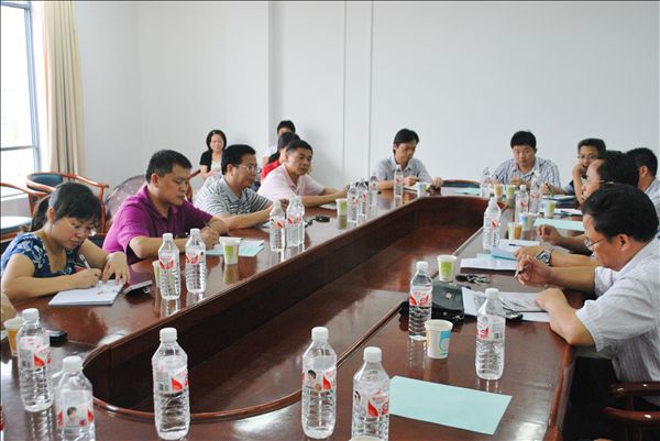 王源平副书记在政治与行政学院听取工作汇报