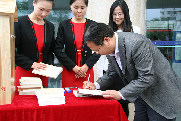 覃卫国副校长参加图书漂流活动环节