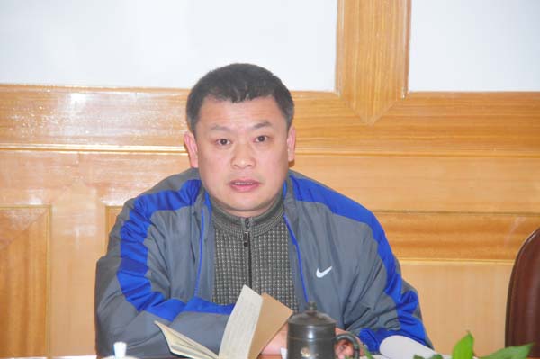 校党委副书记、纪委书记王源平主持会议