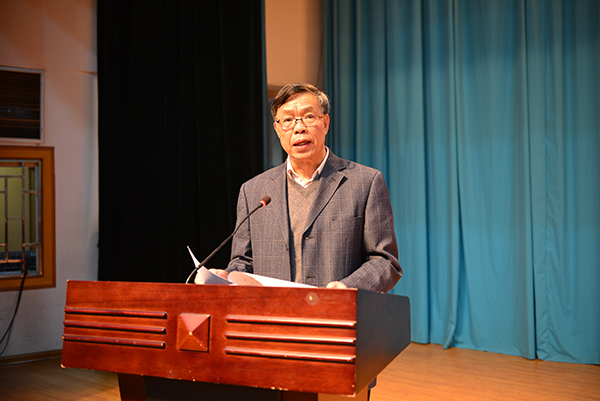 副校长钟瑞添宣读了学校“2014年国家级教学成果奖”获奖人员的表彰决定