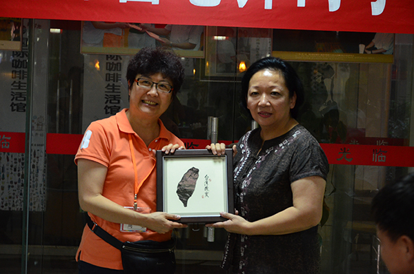 王枬书记还与周荃荣誉团长相互赠送了纪念品（本文配图均由大学生通讯社杨舒剑摄）