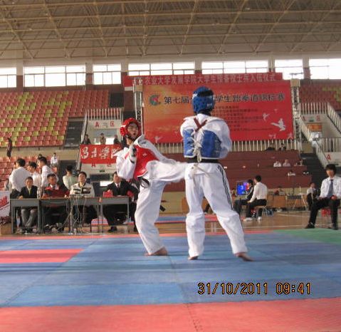 我校健儿在赛场上拼搏