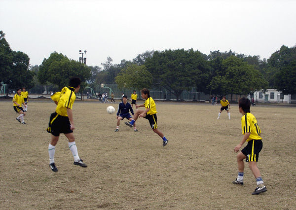 我校队员（着黄色球衣）在决赛中表现勇猛。