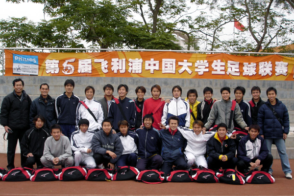 我校代表队全体队员与领队、教练合影。