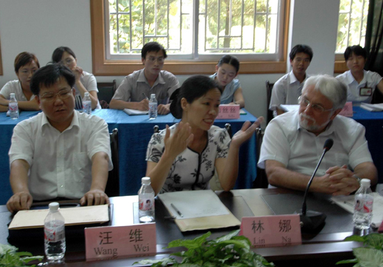 我校党委副书记林娜在做汇报。