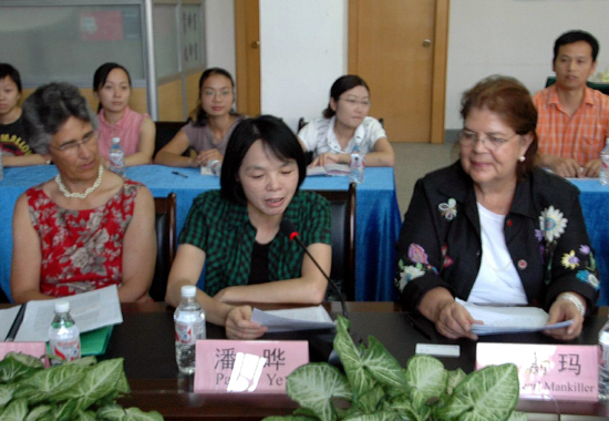 教育厅副厅长潘晔在汇报会上发言。