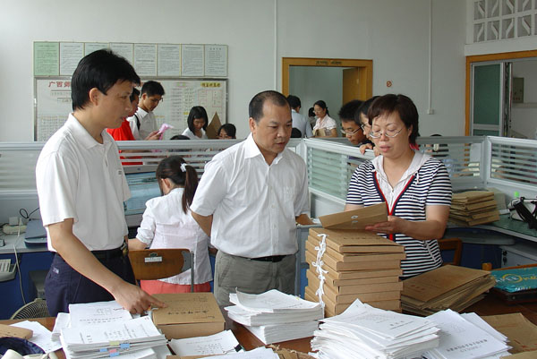 白晓军副校长到档案馆检查毕业生档案归档工作。