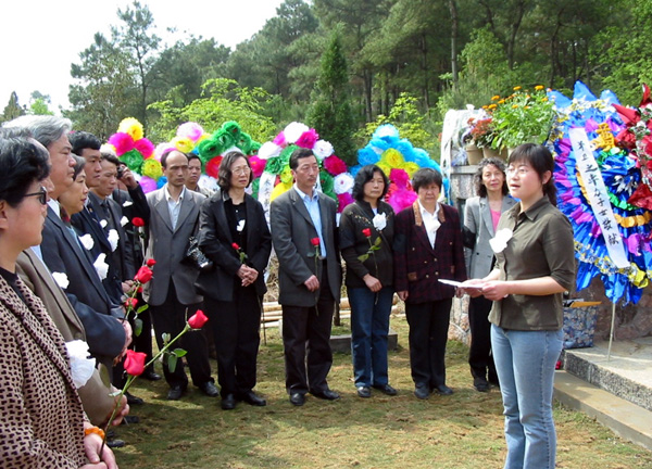 我校荣获“马君武夫妇奖学金”的学生代表在马保之先生墓前致辞。