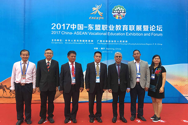 李家永副校长与我校邀请外宾合影.jpg