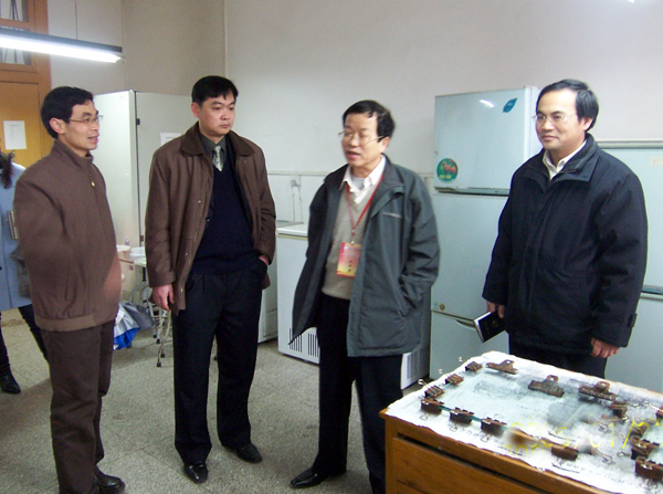 崔建国教授（右二）在考察生科院实验室。