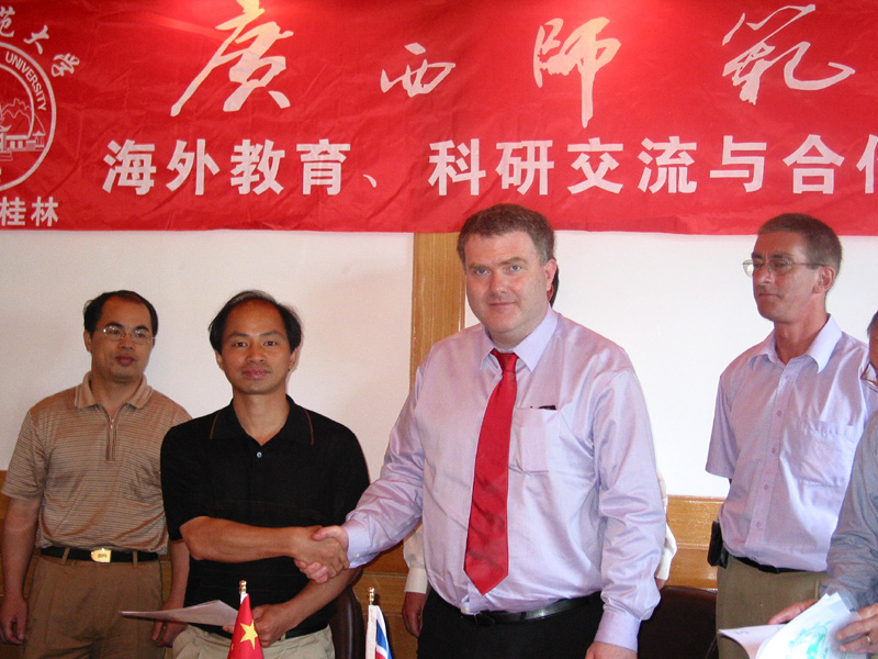 7月4日上午，我校副校长易忠博士与来访的英国伯明翰中英格兰大学的Mr.Willam Campbell一行签订了两校合作办