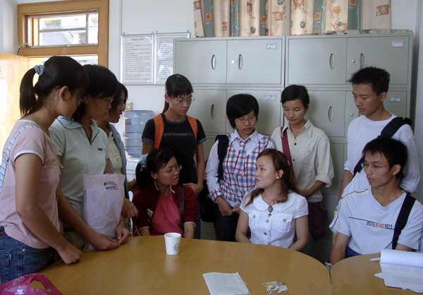 综英教研室的老师在和学生交流。