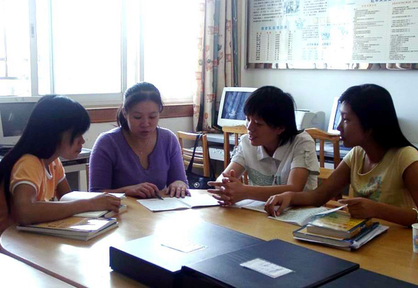 老师在指导学生学习。