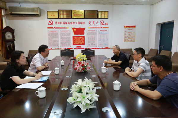 1.贺祖斌校长与朱晓峰教授亲切交谈.JPG